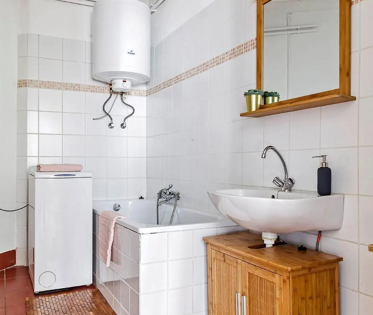 Cozy 4 Bedroom Apartment Overlooking The Basilica Budapest