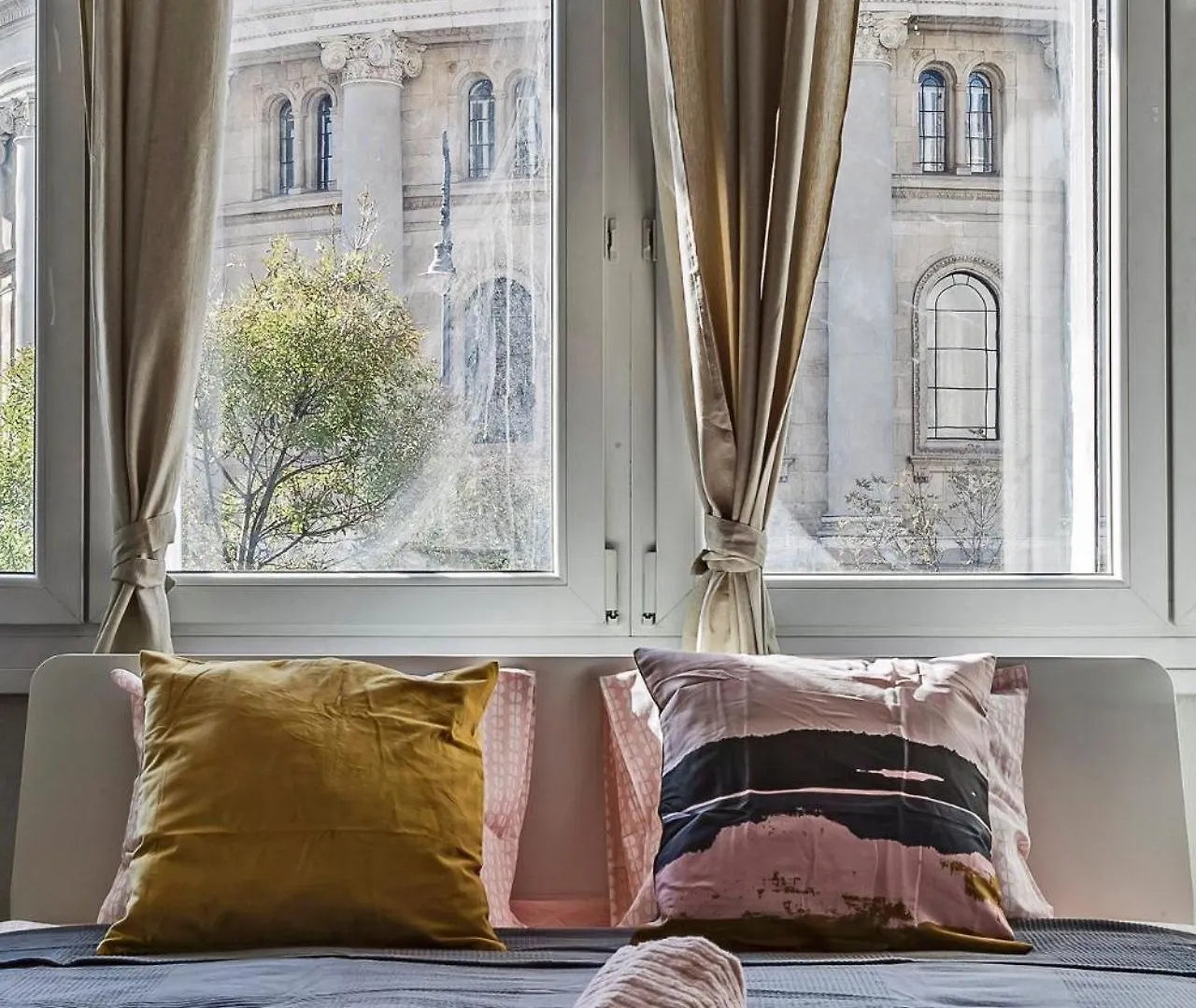 Cozy 4 Bedroom Apartment Overlooking The Basilica Budapest